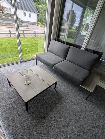 Grå utesoffa/loungemöbel med bord för altan/uteplats