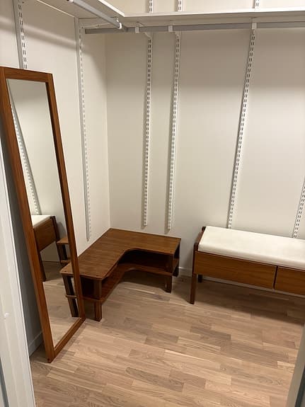 Bänk, skohylla och spegel hallmöbler
