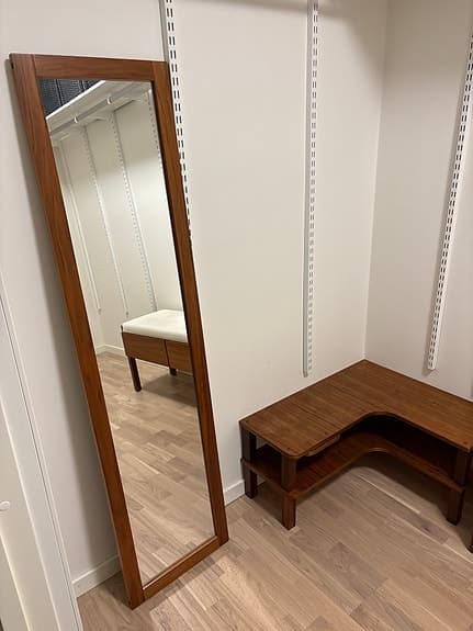 Bänk, skohylla och spegel hallmöbler