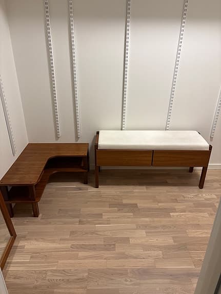 Bänk, skohylla och spegel hallmöbler