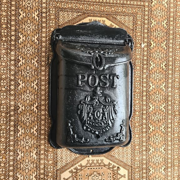 Svart väggpostlåda i gjutjärn