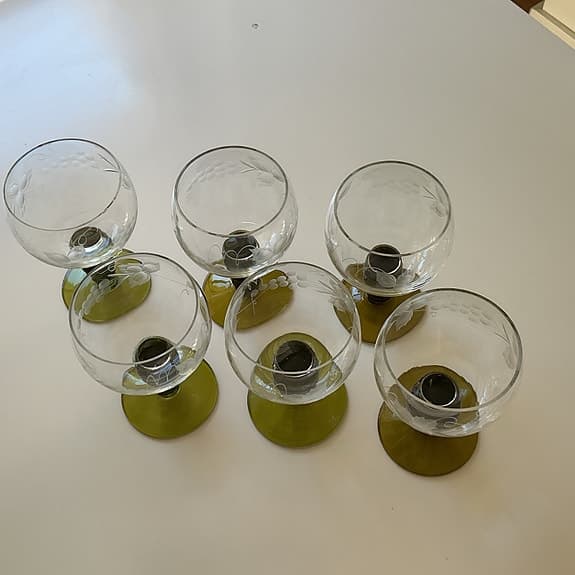 Remmare glas med grön fot