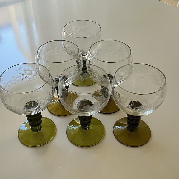 Remmare glas med grön fot