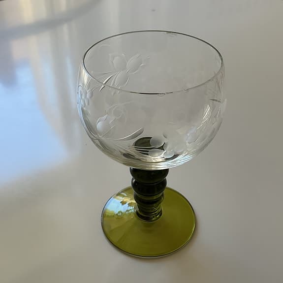 Remmare glas med grön fot