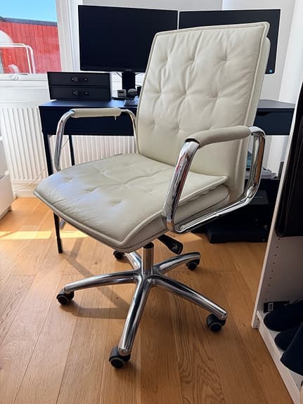 2st. Villa 10 Proffs chefsfåtölj från HJH Office. Krämvit