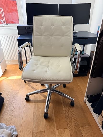 2st. Villa 10 Proffs chefsfåtölj från HJH Office. Krämvit
