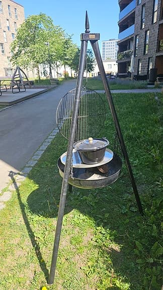 Eldfat/bålpanna med gryta, stekpanna och grillgaller