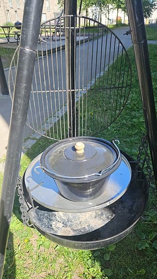 Eldfat/bålpanna med gryta, stekpanna och grillgaller