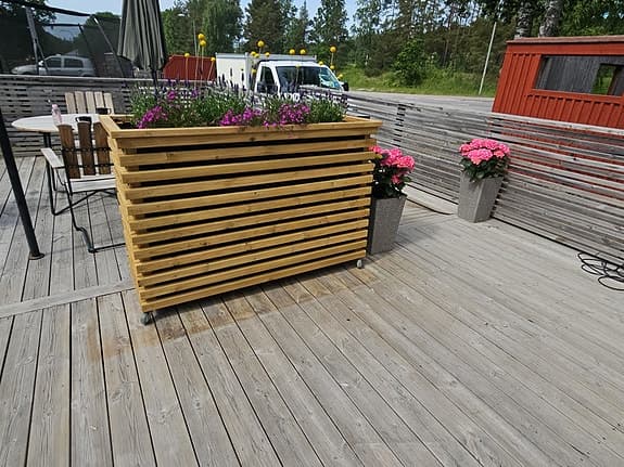 Stor planteringslåda i trä på hjul