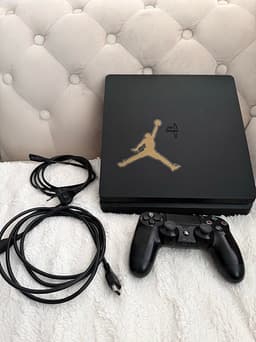 Sony Playstation 4 spelkonsol svart med Jordan-dekal