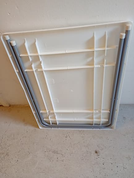 Vitt hopfällbart bord med metallstativ 79 X 59 CM