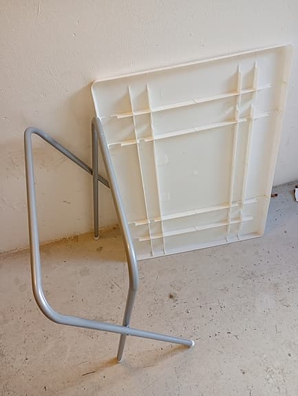 Vitt hopfällbart bord med metallstativ 79 X 59 CM