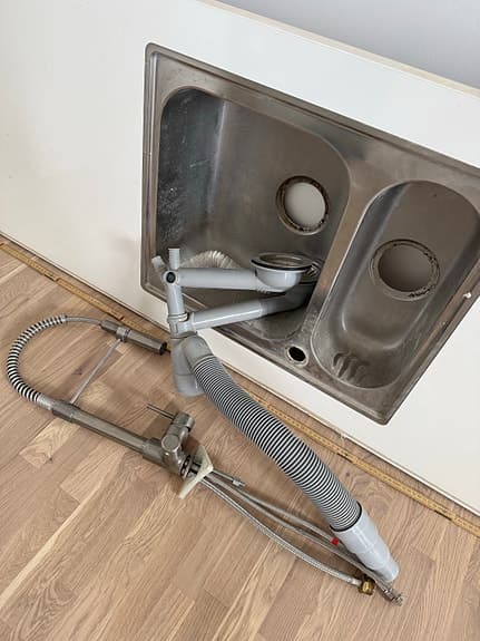 Vit köksbänkskiva med diskho och köksöbänkskiva