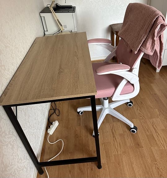 Skrivbord samt kontorsstol i nyskick