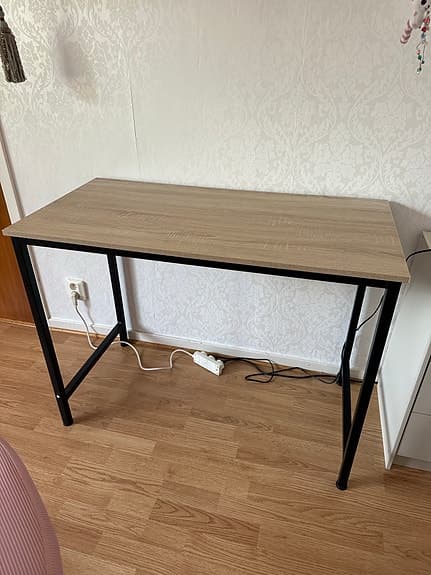 Skrivbord samt kontorsstol i nyskick