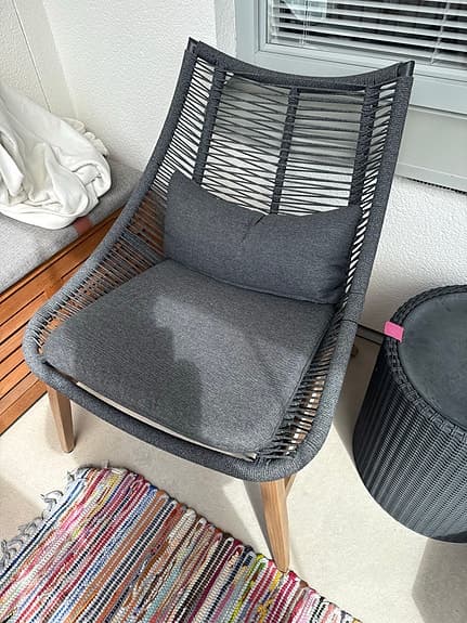 Svart loungestol med grå dynor