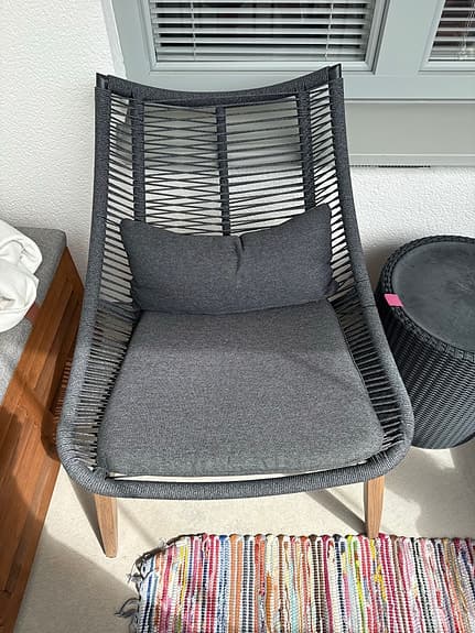 Svart loungestol med grå dynor