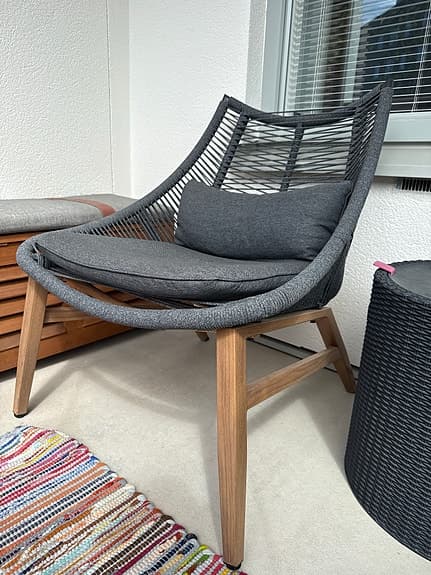 Svart loungestol med grå dynor