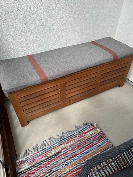 Förvaringsbänk i trä med dyna