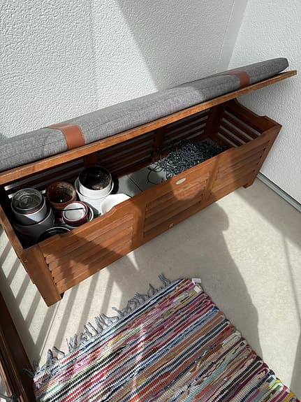 Förvaringsbänk i trä med dyna