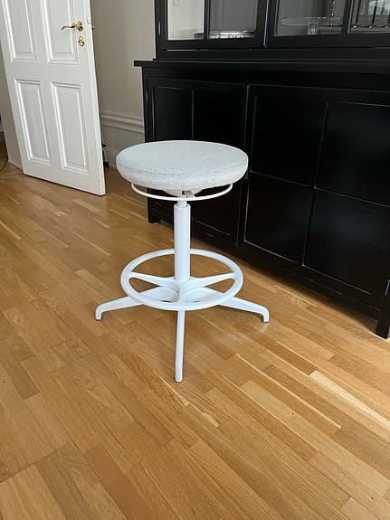 Ikeas höj och sänkbara pall Lidkullen