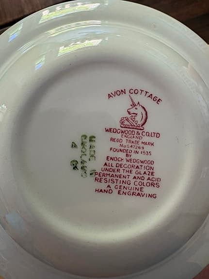 12 st djupa tallrikar Wedgwood Avon Cottage – vackert rött mönster