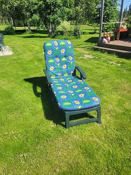 Grön solstol i plast med hjul