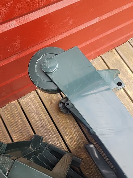 Grön solstol i plast med hjul
