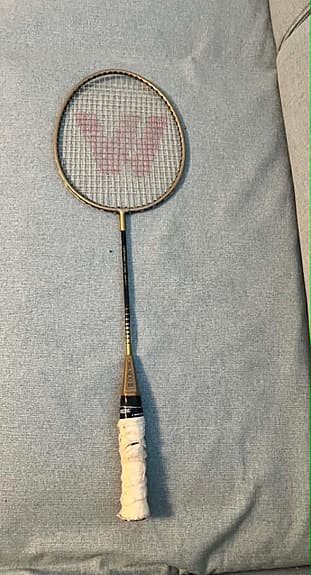 Wilnex Badmintonracket i svart och guld. Bra amatörracket. Det är lättspelat.