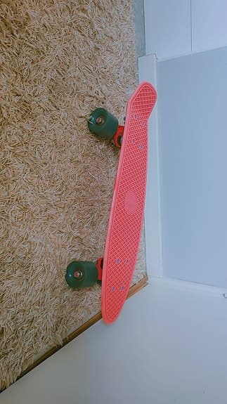 En röd skateboard