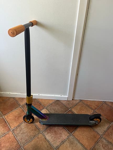 stuntkickbike svart med regnbågsdeck