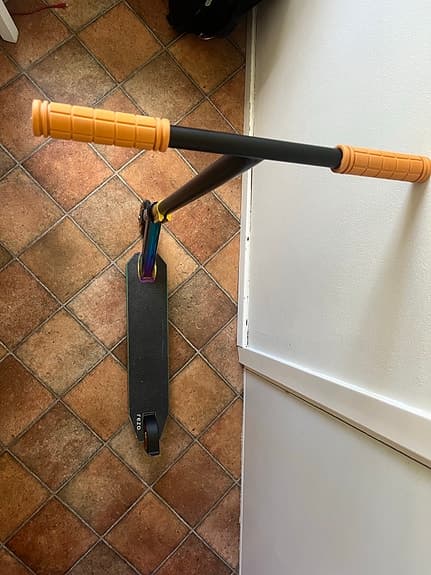 stuntkickbike svart med regnbågsdeck