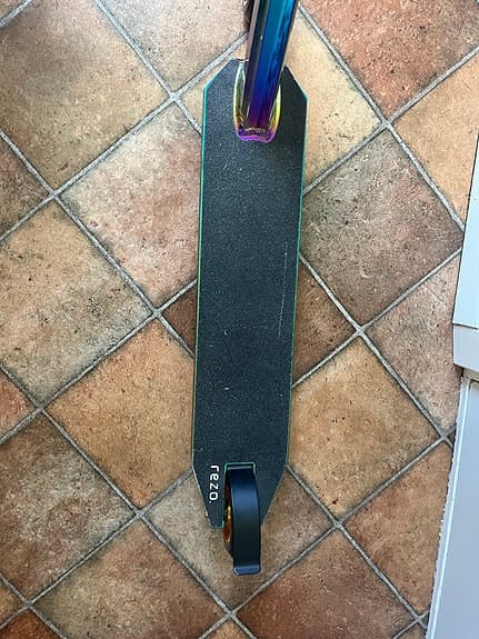 stuntkickbike svart med regnbågsdeck