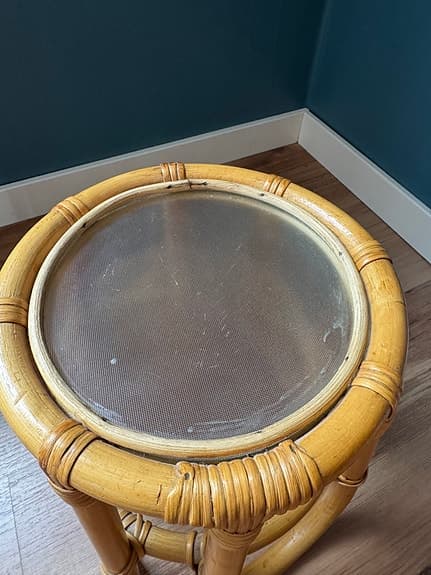 Rottingpiedestal med glasskiva – perfekt för växter