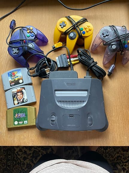 Nintendo 64 N64 Paket – Zelda Majora’s Mask, GoldenEye, 3 Handkontroller