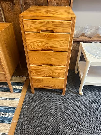 Liten furu byrå med 5 st lådor