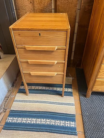 Liten byrå i furu med 4 st lådor