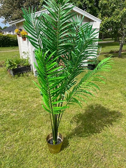 Grön konstgjord palm i kruka