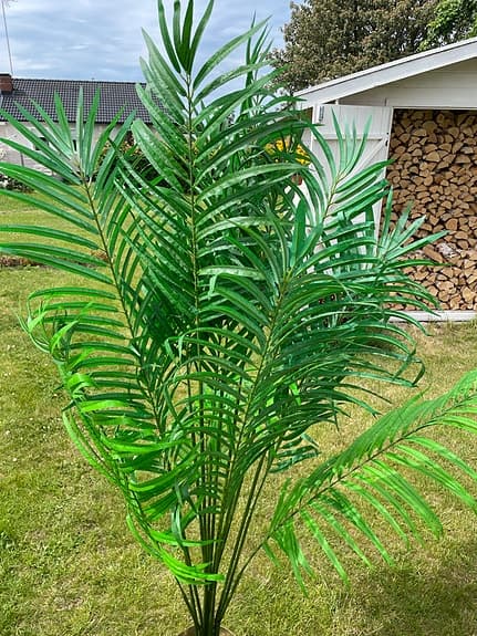Grön konstgjord palm i kruka