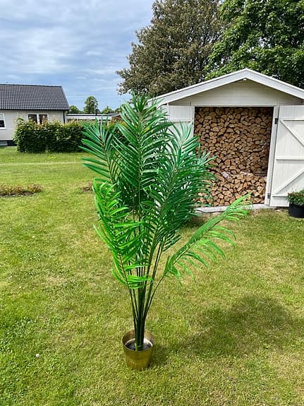Grön konstgjord palm i kruka