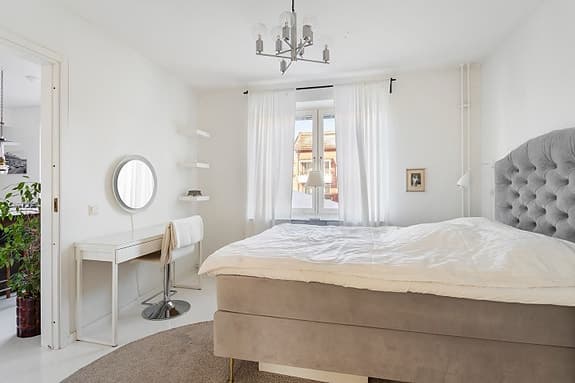 Skriv-/sminkbord med stol kontinentalsäng