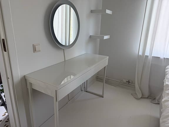 Skriv-/sminkbord med stol kontinentalsäng