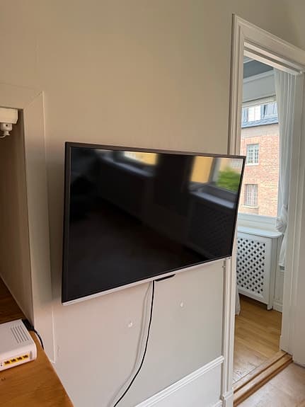 Toshiba 40” Full HD Smart TV med väggfäste (saknar kontroll)