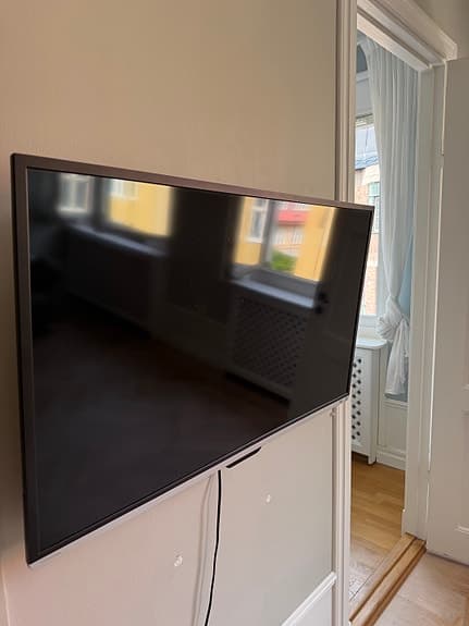 Toshiba 40” Full HD Smart TV med väggfäste (saknar kontroll)