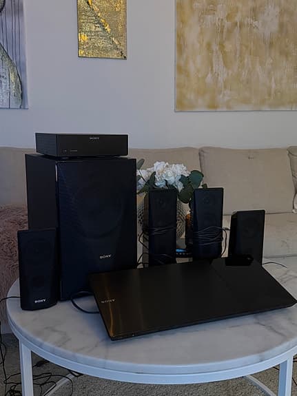 Sony hemmabiosystem surround 5.1 med blue-ray spelare.