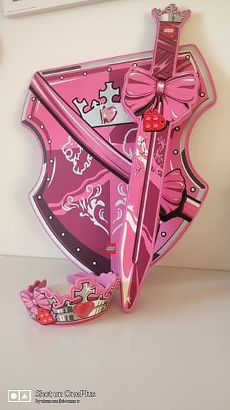 👑 Unikt rosa LEGO svärd, sköld & krona – Perfekt till utklädnad!