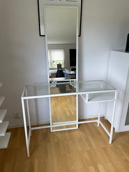 IKEA skrivbord och IKEA spegel