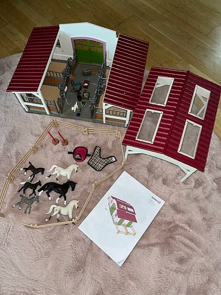 Schleich hästgård med stall och hästar