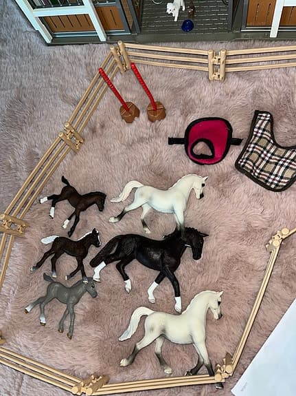 Schleich hästgård med stall och hästar