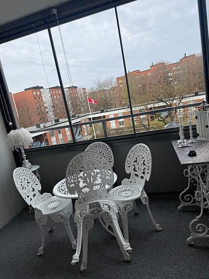 Vit trädgårdsgrupp med runt bord och 4 stolar